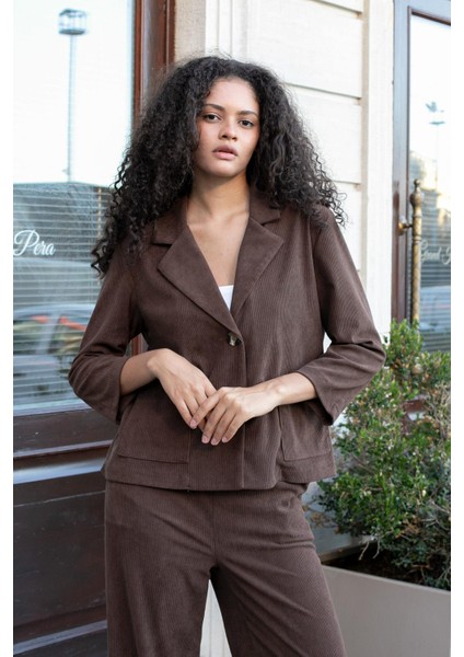 Kadın Fitilli Kadife Kumaş Yakalı Cep Kapaklı Uzun Kol Arkası Pili Kaşeli Rahat Kesim Ceket-Kahve fırsatları