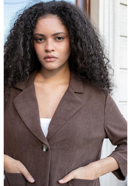 Kadın Fitilli Kadife Kumaş Yakalı Cep Kapaklı Uzun Kol Arkası Pili Kaşeli Rahat Kesim Ceket-Kahve