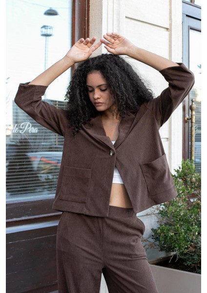 Kadın Fitilli Kadife Kumaş Yakalı Cep Kapaklı Uzun Kol Arkası Pili Kaşeli Rahat Kesim Ceket-Kahve