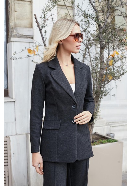 Kadın Esnek Kalın Kumaş Yakalı Cep Kapaklı Uzun Kol Çift Düğmeli Blazer Ceket-Antrasit modelleri