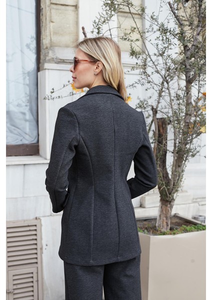 Kadın Esnek Kalın Kumaş Yakalı Cep Kapaklı Uzun Kol Çift Düğmeli Blazer Ceket-Antrasit