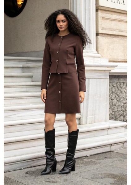 Kadın Hafif Esnek Kumaş Geniş Sıfır Yaka Cep Kapaklı Uzun Kol Dar Kesim Hafif Kısa Blazer Ceket-Kahve