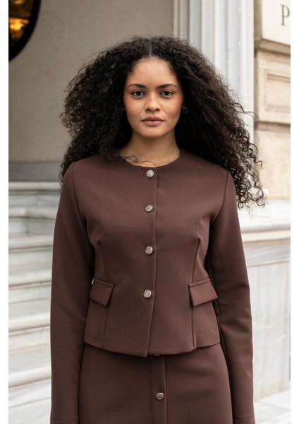 Kadın Hafif Esnek Kumaş Geniş Sıfır Yaka Cep Kapaklı Uzun Kol Dar Kesim Hafif Kısa Blazer Ceket-Kahve modelleri