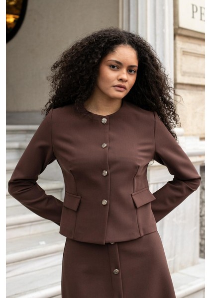 Kadın Hafif Esnek Kumaş Geniş Sıfır Yaka Cep Kapaklı Uzun Kol Dar Kesim Hafif Kısa Blazer Ceket-Kahve fırsatları