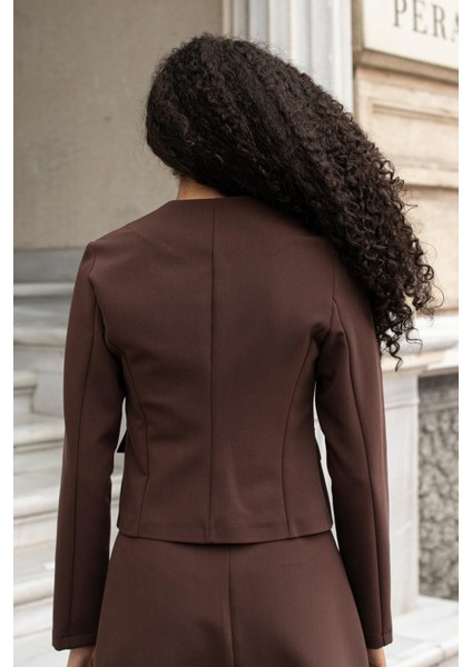 Kadın Hafif Esnek Kumaş Geniş Sıfır Yaka Cep Kapaklı Uzun Kol Dar Kesim Hafif Kısa Blazer Ceket-Kahve indirimleri