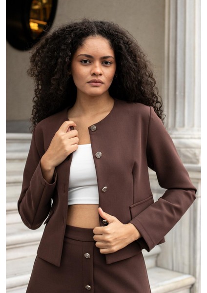 Kadın Hafif Esnek Kumaş Geniş Sıfır Yaka Cep Kapaklı Uzun Kol Dar Kesim Hafif Kısa Blazer Ceket-Kahve