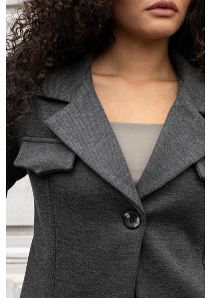 Kadın Kalın Esnek Kumaş Yakalı Cep Kapaklı Uzun Kol Kısa Blazer Ceket-Antrasit