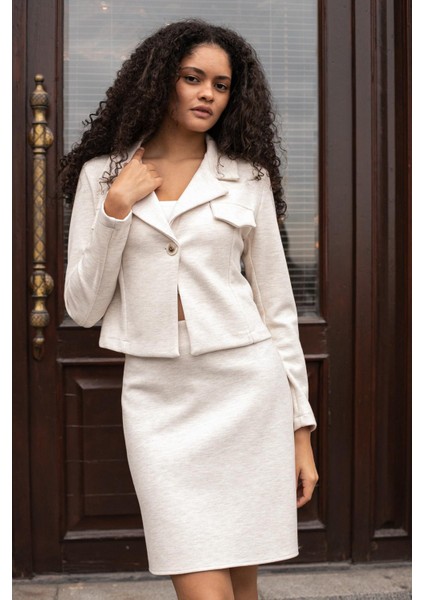 Kadın Kalın Esnek Kumaş Yakalı Cep Kapaklı Uzun Kol Kısa Blazer Ceket-Krem fiyatları