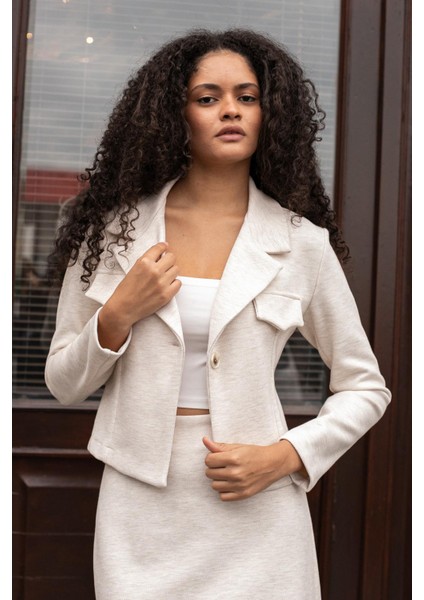 Kadın Kalın Esnek Kumaş Yakalı Cep Kapaklı Uzun Kol Kısa Blazer Ceket-Krem indirimleri