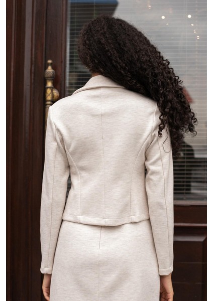 Kadın Kalın Esnek Kumaş Yakalı Cep Kapaklı Uzun Kol Kısa Blazer Ceket-Krem