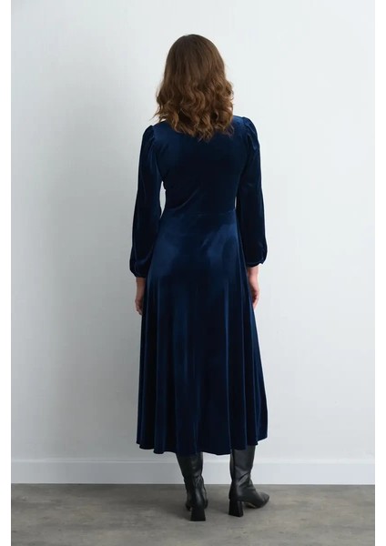 V Yakalı Uzun Kadife Elbise - Lacivert indirimleri