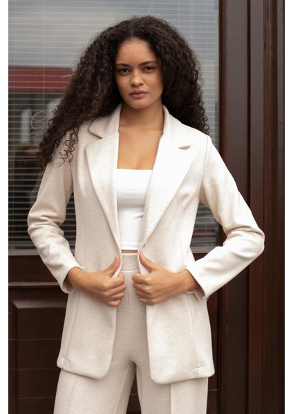 Kadın Esnek Kalın Kumaş Yakalı Cep Kapaklı Uzun Kol Çift Düğmeli Blazer Ceket-Krem fırsatları