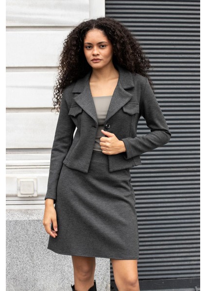 Kadın Kalın Esnek Kumaş Yakalı Cep Kapaklı Uzun Kol Kısa Blazer Ceket-Antrasit fiyatları