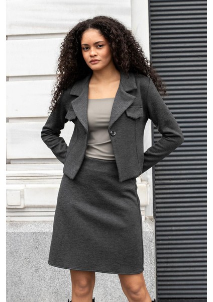 Kadın Kalın Esnek Kumaş Yakalı Cep Kapaklı Uzun Kol Kısa Blazer Ceket-Antrasit indirimleri