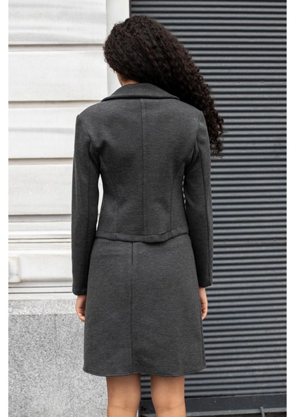 Kadın Kalın Esnek Kumaş Yakalı Cep Kapaklı Uzun Kol Kısa Blazer Ceket-Antrasit