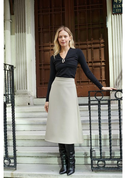 Kadın Hafif Parlak Şık Esnek Kumaş V Yaka Önü Büzgülü Aksesuarlı Uzun Kol Bluz-Siyah