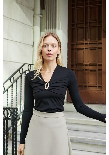 Kadın Hafif Parlak Şık Esnek Kumaş V Yaka Önü Büzgülü Aksesuarlı Uzun Kol Bluz-Siyah fiyatları