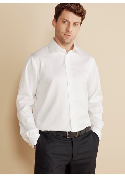 Regular Fit Klasik Yaka Beyaz Erkek Gömlek BBFW25MSH021
