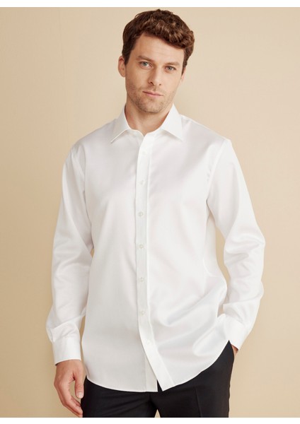 Regular Fit Klasik Yaka Beyaz Erkek Gömlek BBFW25MSH021 fiyatları