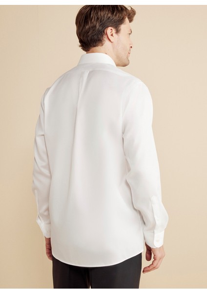Regular Fit Klasik Yaka Beyaz Erkek Gömlek BBFW25MSH021 indirimleri