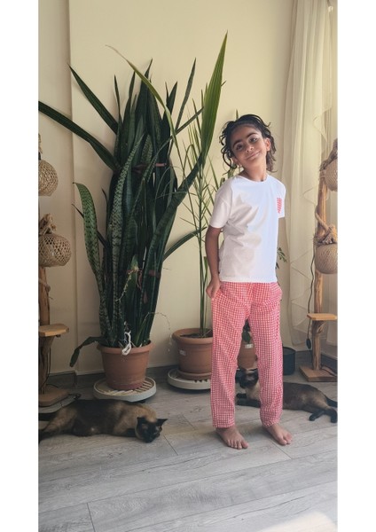 Kız Çocuk Pantolonlu Tişörtlü Takım Beyaz Tişört Pötikareli Pantolon Kırmızı, Siyah, Sarı