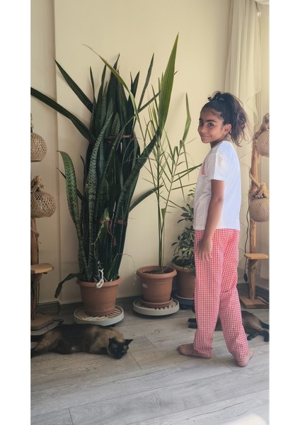 Kız Çocuk Pantolonlu Tişörtlü Takım Beyaz Tişört Pötikareli Pantolon Kırmızı, Siyah, Sarı modelleri