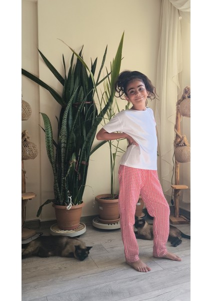 Kız Çocuk Pantolonlu Tişörtlü Takım Beyaz Tişört Pötikareli Pantolon Kırmızı, Siyah, Sarı