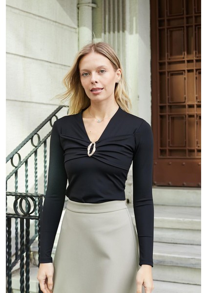 Kadın Hafif Parlak Şık Esnek Kumaş V Yaka Önü Büzgülü Aksesuarlı Uzun Kol Bluz-Siyah indirimleri