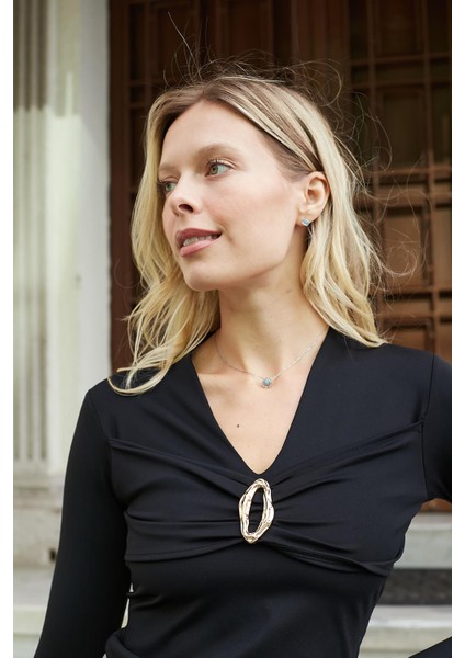 Kadın Hafif Parlak Şık Esnek Kumaş V Yaka Önü Büzgülü Aksesuarlı Uzun Kol Bluz-Siyah