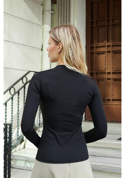 Kadın Hafif Parlak Şık Esnek Kumaş V Yaka Önü Büzgülü Aksesuarlı Uzun Kol Bluz-Siyah