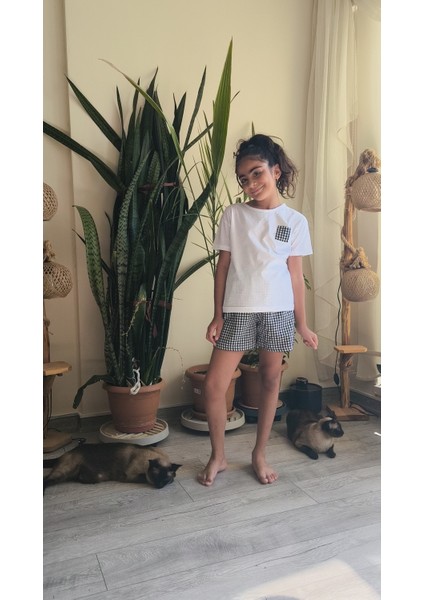 Kız Çocuk Şortlu Takım Beyaz Tişört Siyah Pötikareli Şort