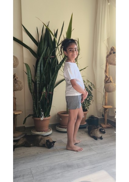 Kız Çocuk Şortlu Takım Beyaz Tişört Siyah Pötikareli Şort modelleri