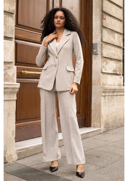 Kadın Esnek Kalın Kumaş Yakalı Cep Kapaklı Uzun Kol Çift Düğmeli Blazer Ceket-Bej