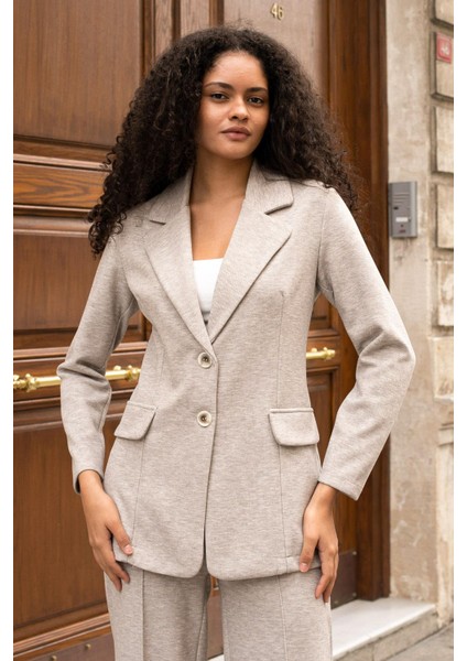 Kadın Esnek Kalın Kumaş Yakalı Cep Kapaklı Uzun Kol Çift Düğmeli Blazer Ceket-Bej fiyatları