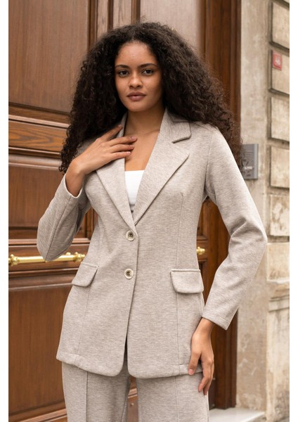 Kadın Esnek Kalın Kumaş Yakalı Cep Kapaklı Uzun Kol Çift Düğmeli Blazer Ceket-Bej modelleri