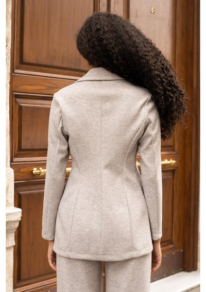 Kadın Esnek Kalın Kumaş Yakalı Cep Kapaklı Uzun Kol Çift Düğmeli Blazer Ceket-Bej indirimleri