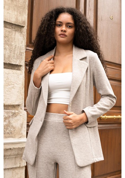 Kadın Esnek Kalın Kumaş Yakalı Cep Kapaklı Uzun Kol Çift Düğmeli Blazer Ceket-Bej