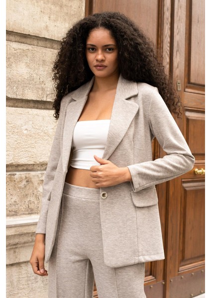 Kadın Esnek Kalın Kumaş Yakalı Cep Kapaklı Uzun Kol Çift Düğmeli Blazer Ceket-Bej