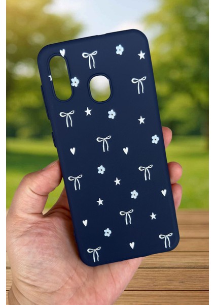 Samsung Galaxy A20 Uyumlu Mini Fiyonk Desenli Silikon Darbe Emici Klasik Korumalı Rubber Kılıf