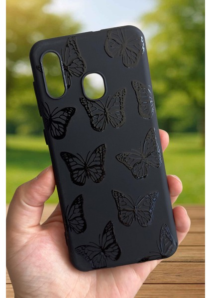 Samsung Galaxy A20 Uyumlu Siyah Kelebek Desenli Silikon Darbe Emici Klasik Korumalı Rubber Kılıf