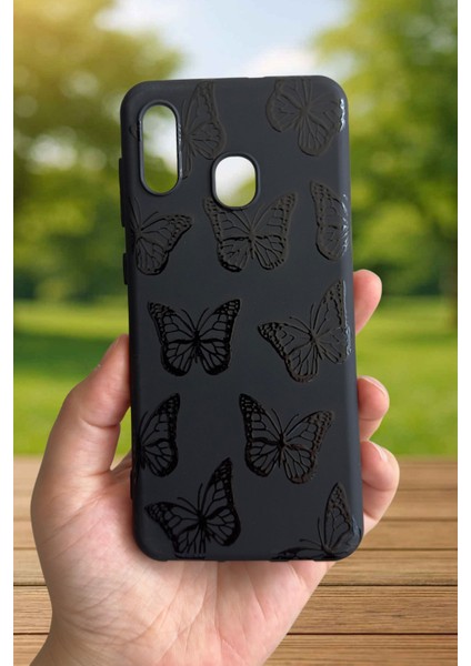 Samsung Galaxy A20 Uyumlu Siyah Kelebek Desenli Silikon Darbe Emici Klasik Korumalı Rubber Kılıf fiyatları