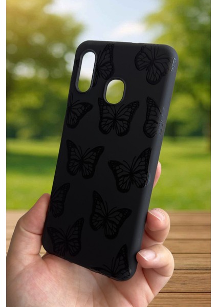 Samsung Galaxy A20 Uyumlu Siyah Kelebek Desenli Silikon Darbe Emici Klasik Korumalı Rubber Kılıf fırsatları
