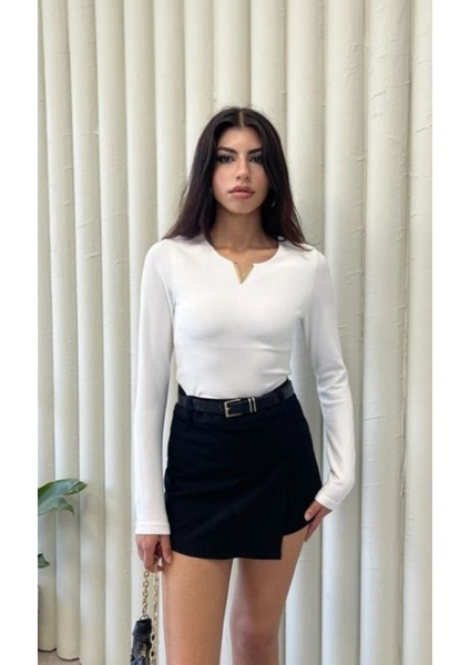 Kadın V Yakalı Aksesuarlı Bluz / Women's V-Neck Blouse fırsatları