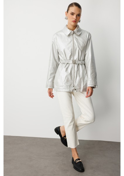 Metalik Gri Parlak Dokulu Kuşaklı Trençkot fırsatları