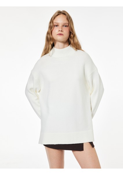 Uzun Kollu Dik Yaka Yırtmaç Detaylı Oversize Triko Tunik modelleri