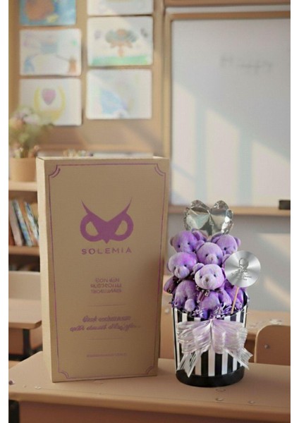 Öğretmen'e Hediye: Atatürk Temalı Aynalı Çizgili Premium Kutuda, Kalpli Balonlu 6’lı Mor Ayıcık Buketi-24 Kasım Öğretmenler Günü Hediyesi fırsatları