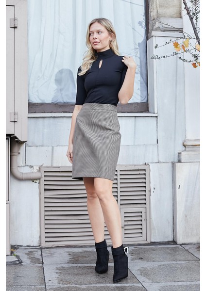 Kadın Hafif Parlak Şık Kumaş Yarım Balıkçı Önü Dekolteli Dirsek Üstü Kol Body Bluz-Siyah