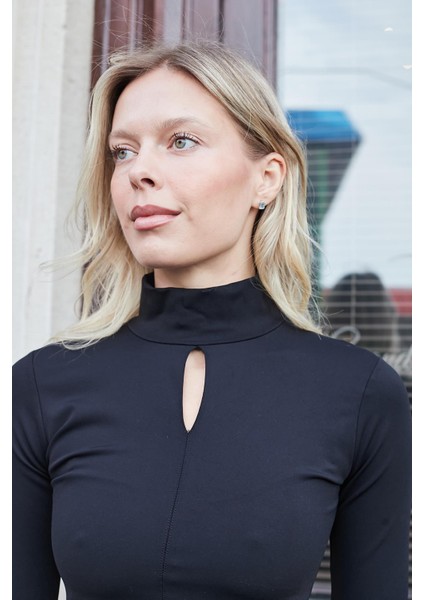 Kadın Hafif Parlak Şık Kumaş Yarım Balıkçı Önü Dekolteli Dirsek Üstü Kol Body Bluz-Siyah