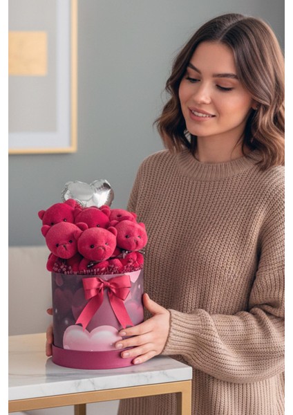 Premium Özel Kalpli Kırmızı Silindir Kutusunda, Kalpli Balonlu 6’lı Kırmızı Ayıcık Buketi modelleri