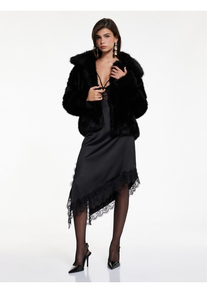 Asimetrik Kesim Dantel Detaylı Midi Saten Etek